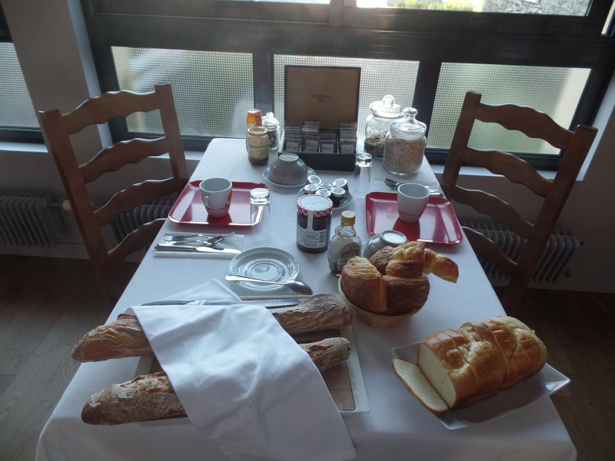Logis Hotel Restaurant Le Commerce Guichen ภายนอก รูปภาพ